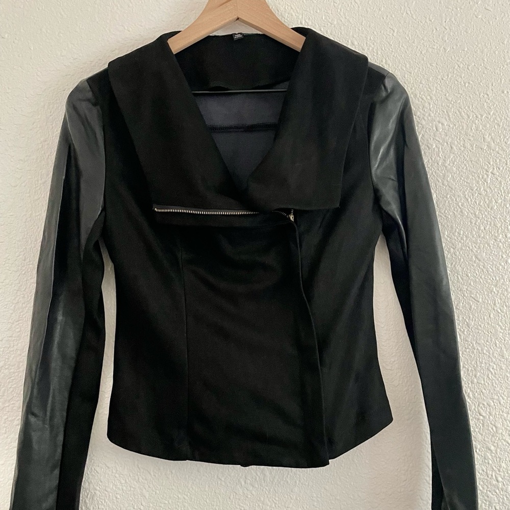 🔴SOLD 🔴Black Moto jacket 🤍